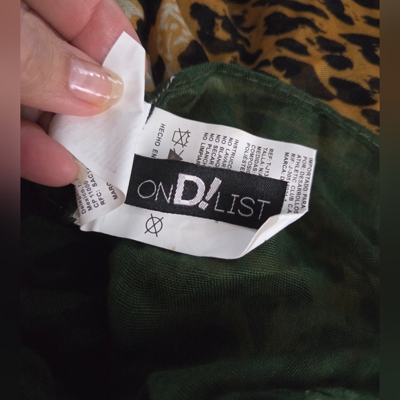 OnDList Elegant Leopard Print Scarf with Green Accent - Picture 6 of 7